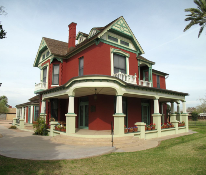 Exterior photo of the Petersen House Museum on a sunny day
